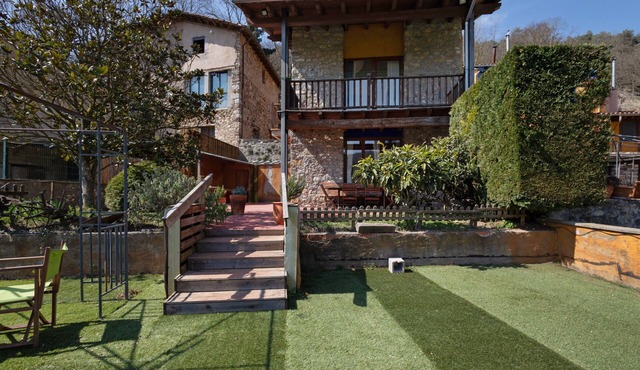 Holiday Home 'El Xalet, El Reixac Casa Rural' with Mountain View, Shared Pool & Wi-Fi