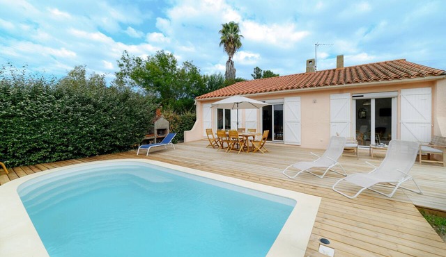 Holiday Home 'Des Barnèdes' with Private Pool, Wi-Fi and Air Conditioning