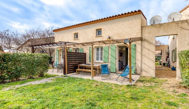 Holiday Home “Un Petit Coin De Paradis 35 m²” with Shared Pool, Wi-Fi & Air Conditioning