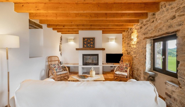 Holiday Home 'La Coma' with Mountain Views, Shared Garden & Wi-Fi