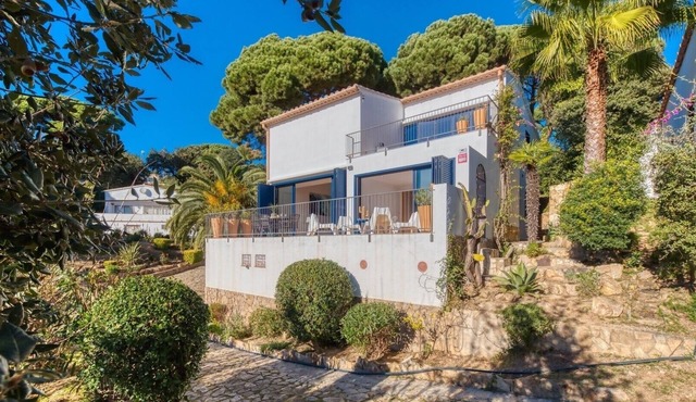 Holiday Home "Costacabana - Casa Adora" with Mountain View, Shared Pool & Wi-Fi