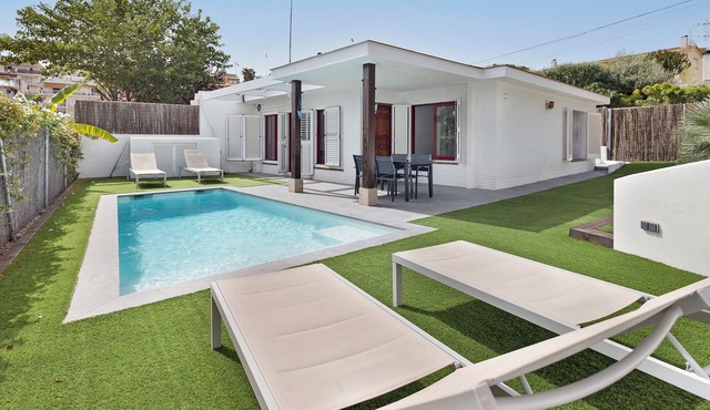Holiday Home with Mountain Views, Private Pool, Air Conditioning and WiFi