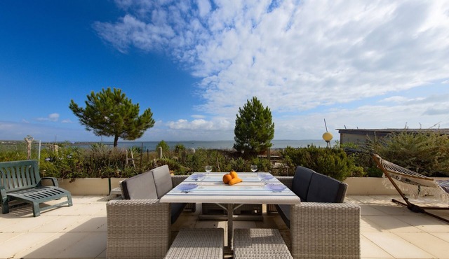 Holiday Home 'Chalet Les Pieds Dans L'eau' with Sea View, Wi-Fi and Air Conditioning