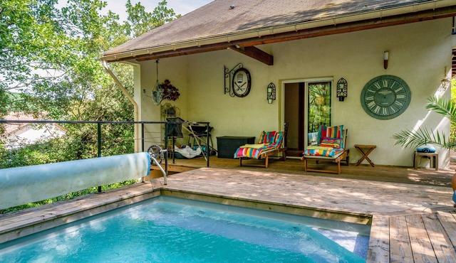 Holiday Home 'A Romantic Retreat in The Woods' with Mountain View, Wi-Fi and Air Conditioning