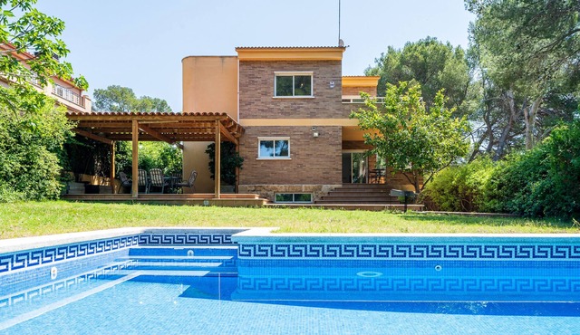 Holiday Home 'Global Boscos' with Sea and Mountain Views, Private Pool, Terrace, A/C & Wi-Fi