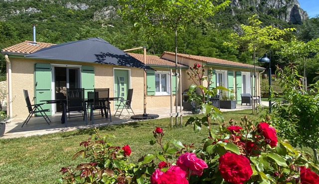 Holiday Home 'Le Beauregard - Piscine' with Mountain View, Wi-Fi and Air Conditioning