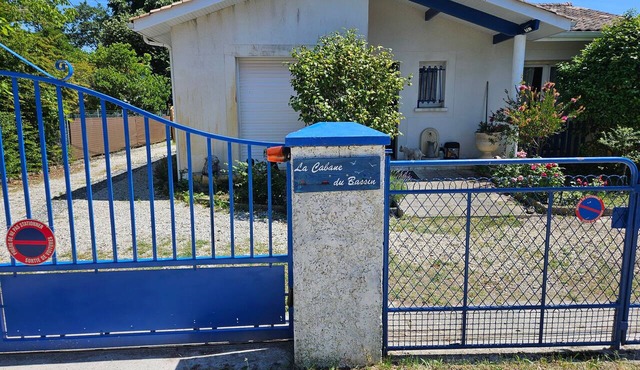Holiday Home 'La Cabane du Bassin' with Private Terrace, Wi-Fi & Air Conditioning