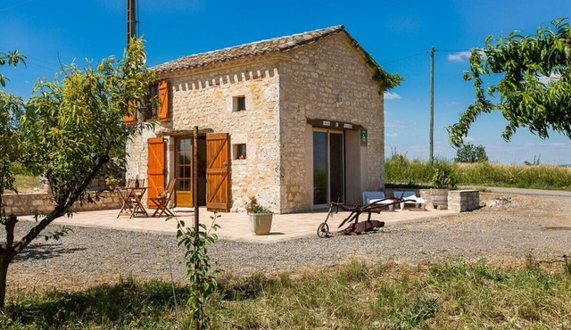 Holiday Home "La Cabane du Vigneron" with Shared Pool, Private Terrace & Air Conditioning