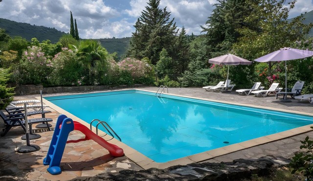 Holiday Home “Les Cyprès Shared Pool” with Mountain View, Wi-Fi, and Air Conditioning