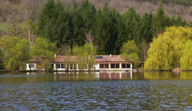 Holiday Home “Les Pyrénées Au Bord De l’Eau” with Lake View, Private Terraces & Wi-Fi