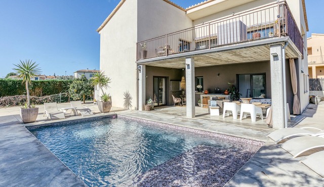 Holiday Home with Pool and in a Golf Zone