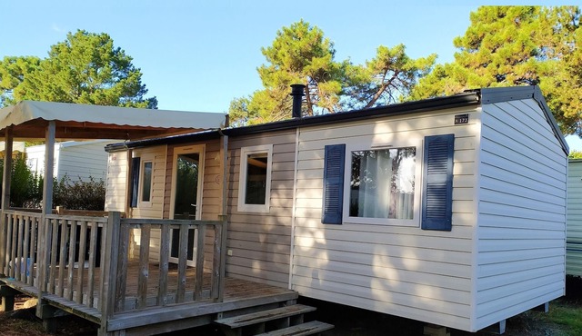 Homerez - Great bungalow for 6 people. with pool access in Argences-en-Aubrac