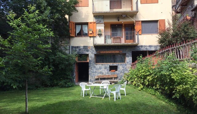House Apartment in Barruera with garden