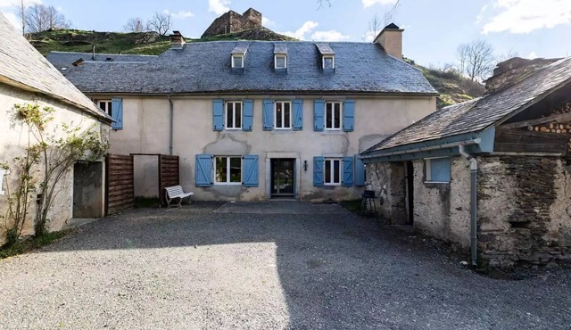 House for 8 people in Genos, near the lake; free Wi-Fi