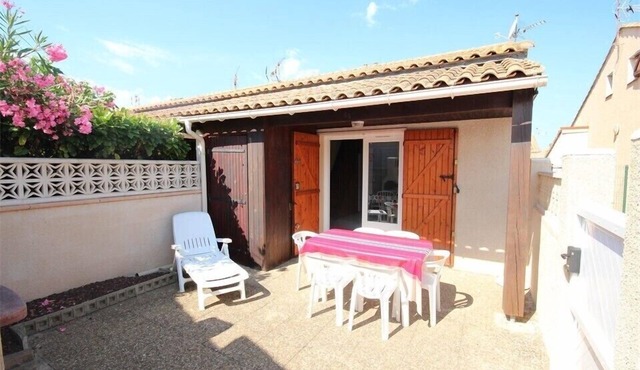 House in secure residence with shared swimming pool, 2 bedrooms, sleeps 5, 400 metres from the.