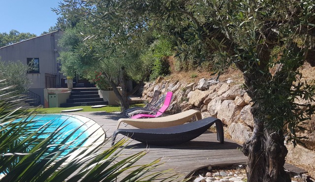 House with swimming pool, terraces and exceptional views.