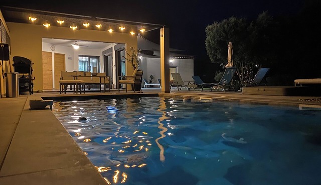 In the shade of oak trees, modern, spacious, air-conditioned house