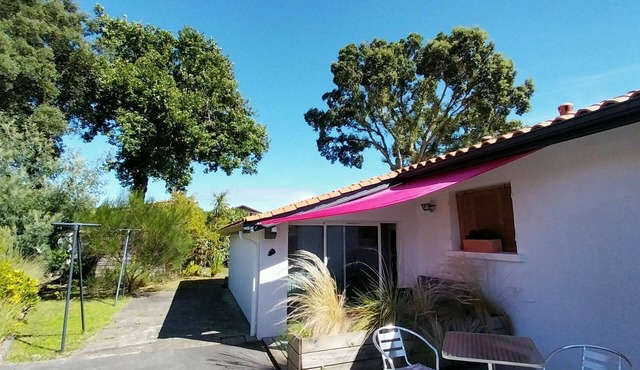 Independent studio in a quiet villa 2.5km from the beach + 2 bikes on loan.