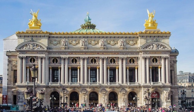 JUST A FEW STEPS FROM OPÉRA GARNIER & THE ELEGANT PALAIS ROYAL – 160 SQM