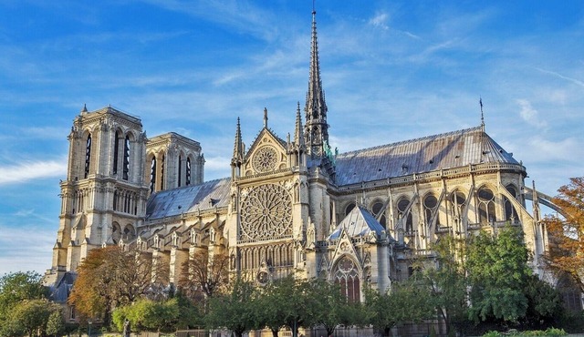 JUST STEPS AWAY FROM THE ICONIC NOTRE DAME -RUE SAINT-SÉVERIN