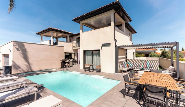 La Badoumba · Heated Pool & Jacuzzi