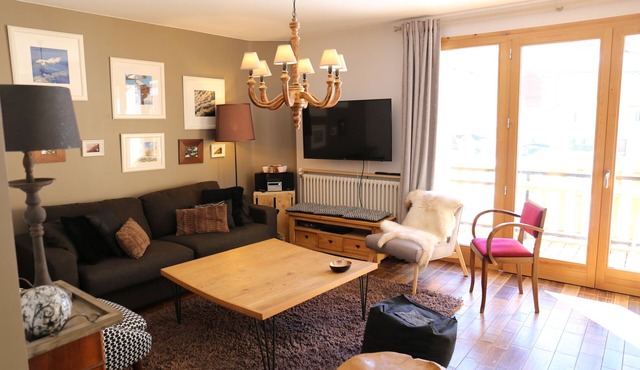 Large bright apartment with south facing balcony facing the mountains