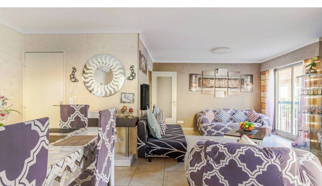 Large bright apartment 10 min walk from the sea - 8 pers, 4 bedrooms