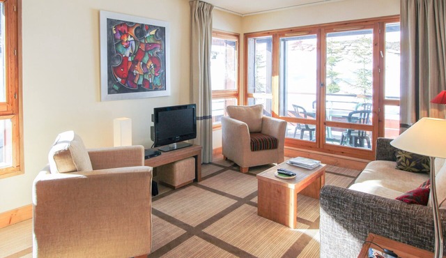 Large, homely 2-bedroom apartment with balcony