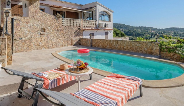 Large house, pool, AC, parking - 13 guests