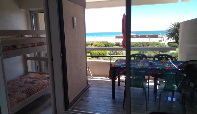Large Studio cabin with terrace, beautiful sea view, direct beach access, parking