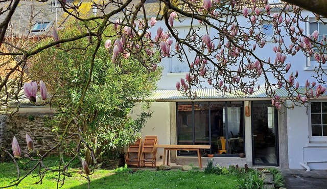 Le clos Saint Vaast near the beach and harbour in the town center