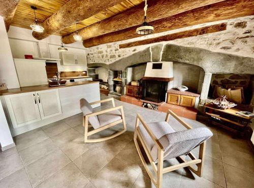 Le Margeride- corps de ferme - 3500m2 de terrain
