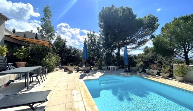 les Colombes 70 m² vue Luberon, Pres Village, Dans la Garrigue, Piscine Chauffée