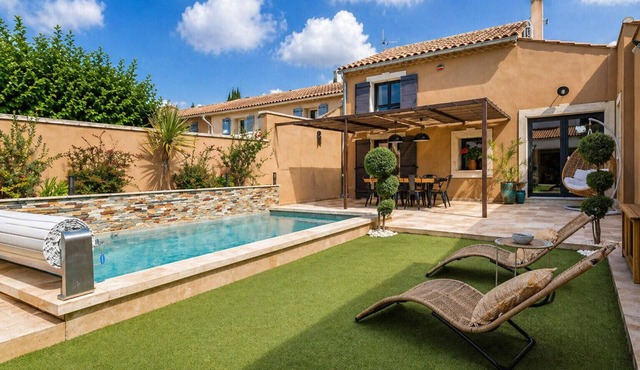 Les Murmures, an ideal holiday home for 6 people, with private heated pool, in the heart of Provence.