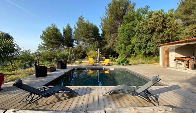 Location de Vacances Avec Piscine Jardin et vue sur les Alpilles