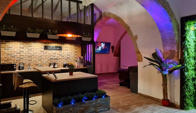 Love Room 70m² with Private Spa in the Heart of Salon-de-Provence
