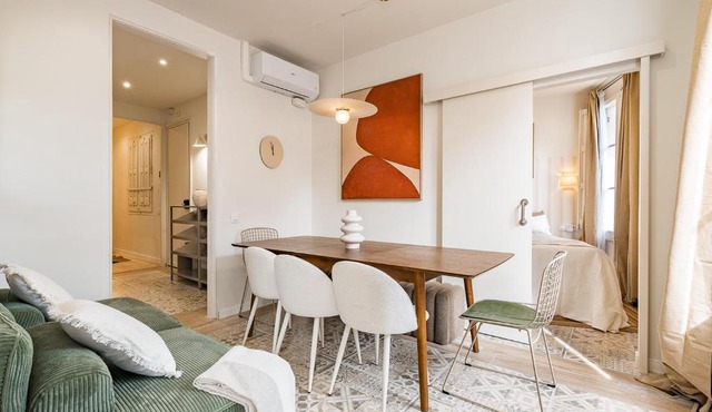 Lovely Apartment with Balcony in Sagrada Familia