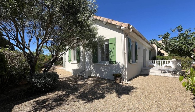 Lovely individual house in the heart of the seaside resort with a pretty garden. WIFI- 9.