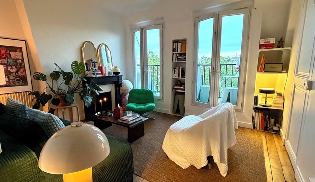 Lovely Parisian flat with nice view, quiet and last floor in Paris.