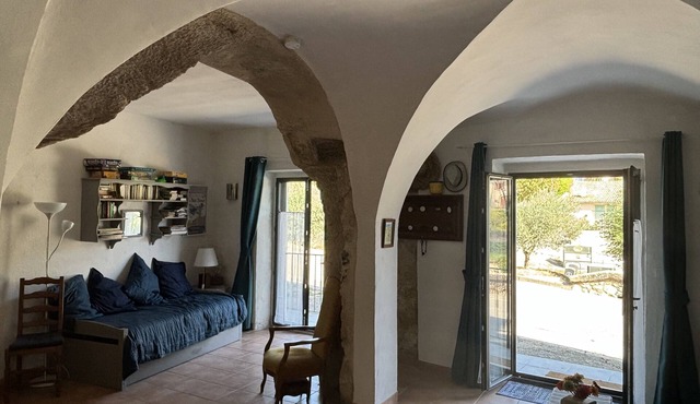 LUBERON whole village house 2/6 persons,lake at 2000m