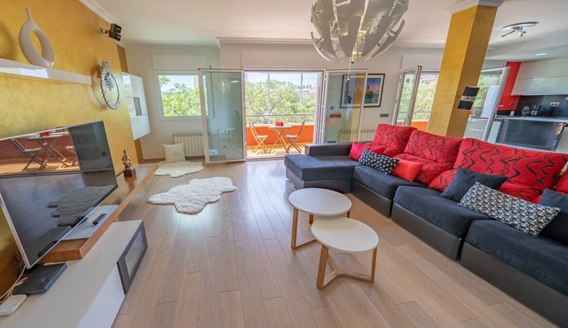 LUX EXPERIENCE MALGRAT, APARTMENT 7 PEOPLE, A/C AND NEAR THE SEA
