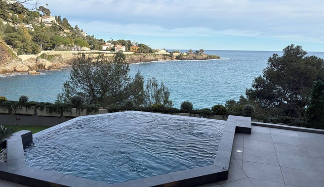 Luxe 3-bedroom apartment on sea front in Cap-d'Ail with AC/Private pool