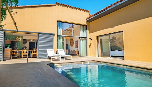 Luxury villa with pool in Baho