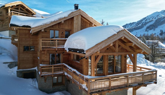 Magnificent chalet at the foot of the slopes with breathtaking views!