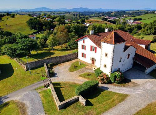 Maison confortable à Bardos avec vue sur montagne
