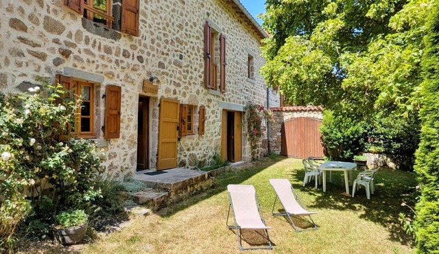 Maison de charme en pierre au bord d’un ruisseau, proche d’un bourg médiéval – Jardin et garage inclus - FR-1-582-151