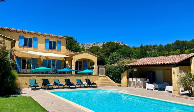 Maison Des Arches Mérindol, spacious and bright. 6 bedrooms, private pool.