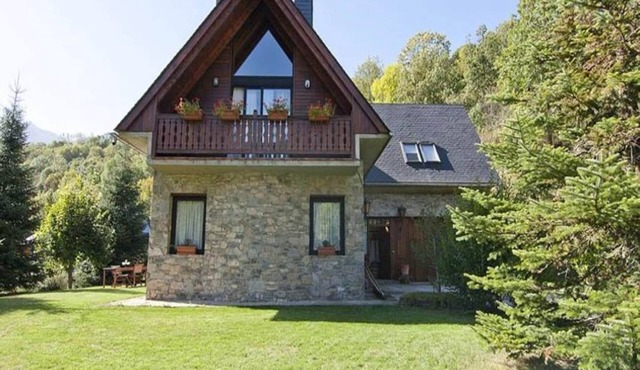 Mansion in Vielha with Scenic Mountain Views