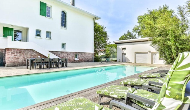 Maroutine - AC - Piscine & Tennis
