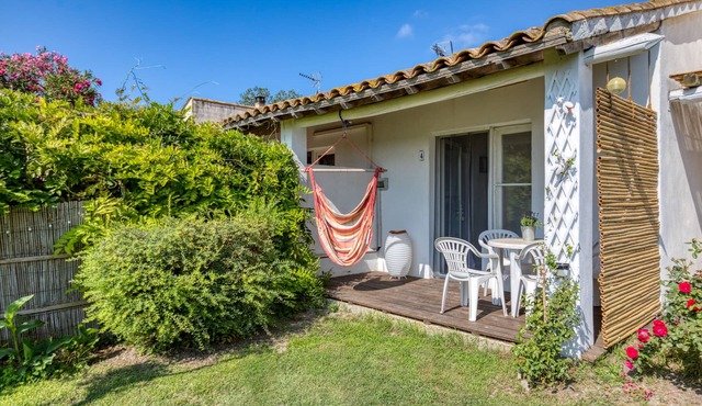 'Mas Des Cypres - Mazet 4' with Private Terrace, Shared Garden and Wi-Fi